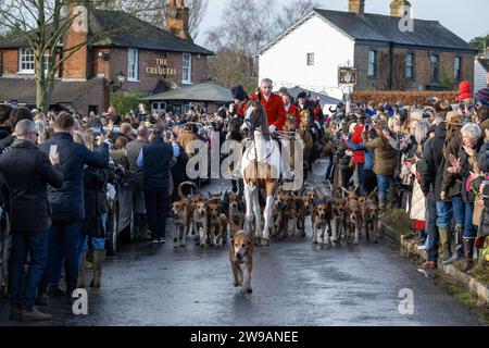 Essex, Royaume-Uni. 26 décembre 2023. Des centaines de personnes assistent à l'Essex with Farmers and Union Hunt qui part pour son tour annuel du lendemain de Noël au Chequers Pub, dans le village rural de Matching Green UK, dans l'Essex. L'Essex Hunt se réunit régulièrement à Matching Green depuis le début du 19e siècle, bien que depuis la Hunting Act de 2004, il n'ait pas été autorisé à utiliser des chiens pour chasser et tuer des renards. Crédit : MARTIN DALTON/Alamy Live News Banque D'Images