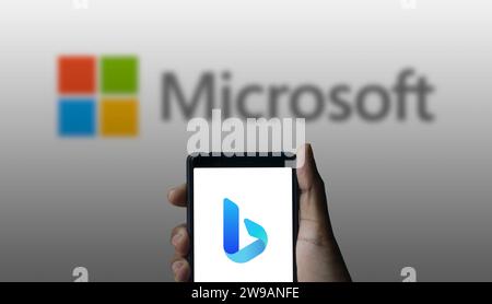 Dhaka, Bangladesh - 26 décembre 2023 : logo Bing affiché sur un smartphone. Bing est un moteur de recherche détenu et exploité par Microsoft. Banque D'Images