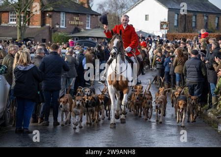 Essex avec Farmers et Union Hunt des centaines de personnes assistent à l'événement pendant que l'Essex avec Farmers et Union Hunt part pour son tour annuel du lendemain de Noël au Chequers Pub, dans le village rural de Matching Green UK. L'Essex Hunt se réunit régulièrement à Matching Green depuis le début du 19e siècle, bien que depuis la Hunting Act de 2004, il n'ait pas été autorisé à utiliser des chiens pour chasser et tuer des renards. Droit d'auteur : xMartinxDaltonx Essex Hunt 261223 MD 183 Banque D'Images