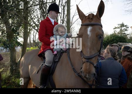 Essex avec Farmers et Union Hunt des centaines de personnes assistent à l'événement pendant que l'Essex avec Farmers et Union Hunt part pour son tour annuel du lendemain de Noël au Chequers Pub, dans le village rural de Matching Green UK. L'Essex Hunt se réunit régulièrement à Matching Green depuis le début du 19e siècle, bien que depuis la Hunting Act de 2004, il n'ait pas été autorisé à utiliser des chiens pour chasser et tuer des renards. Droit d'auteur : xMartinxDaltonx Essex Hunt 261223 MD 316 Banque D'Images