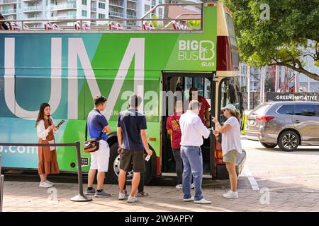 Miami, Floride, États-Unis - 3 décembre 2023 : les touristes attrapent un bus touristique hop on hop off dans le centre-ville de Miami Banque D'Images