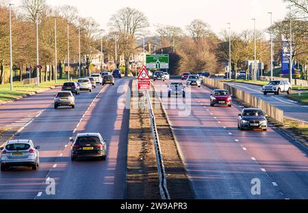 Dundee, Tayside, Écosse, Royaume-Uni. 26 décembre 2023. Les températures à Dundee ont atteint 3°C en raison des conditions glaciales et du soleil hivernal. Circulation le lendemain de Noël sur la route principale Kingsway West à deux voies de Dundee. Crédit : Dundee Photographics/Alamy Live News Banque D'Images