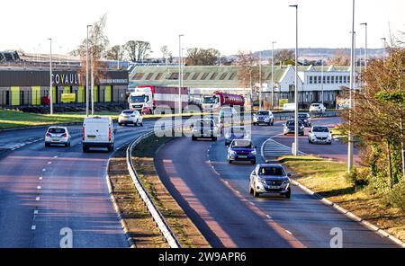 Dundee, Tayside, Écosse, Royaume-Uni. 26 décembre 2023. Les températures à Dundee ont atteint 3°C en raison des conditions glaciales et du soleil hivernal. Circulation le lendemain de Noël sur la route principale Kingsway West à deux voies de Dundee. Crédit : Dundee Photographics/Alamy Live News Banque D'Images