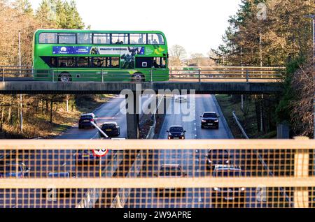 Dundee, Tayside, Écosse, Royaume-Uni. 26 décembre 2023. Les températures à Dundee ont atteint 3°C en raison des conditions glaciales et du soleil hivernal. Circulation le lendemain de Noël sur la route principale Kingsway West à deux voies de Dundee. Crédit : Dundee Photographics/Alamy Live News Banque D'Images