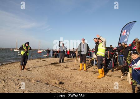 West Mersea, Royaume-Uni. 26 décembre 2023. Le 17e Boxing Day DIP à West Mersea sur l'île de Mersea dans l'Essex. Cet événement annuel amasse des fonds pour les RNLI qui ont une station à proximité. Crédit:Eastern Views/Alamy Live News Banque D'Images