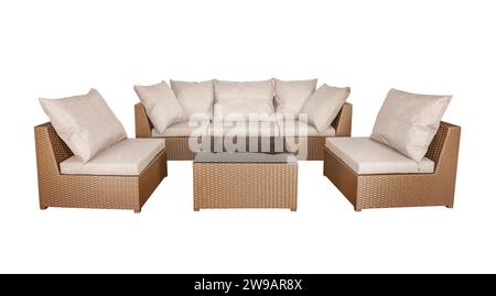Ensemble de meubles en rotin en osier pour le jardin ou la terrasse. canapé confortable et deux fauteuils avec oreillers moelleux et une table basse. Banque D'Images