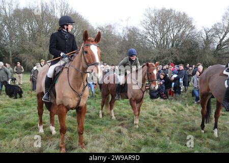 Hawridge, Chesham, Royaume-Uni. 26 décembre 2023. Les cavaliers et leurs chiens se rassemblent dans un champ avant la chasse annuelle. Crédit : Uwe Deffner/Alamy Live News Banque D'Images