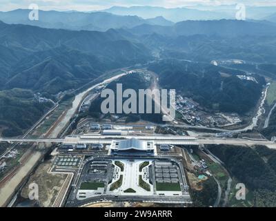Huangshan. 26 décembre 2023. Cette photo aérienne prise le 26 décembre 2023 montre la gare Qimen Sud de la ligne ferroviaire à grande vitesse Hangzhou-Nanchang dans le comté de Qimen de la ville de Huangshan, dans la province d'Anhui, dans l'est de la Chine. La section de Huangshan à Nanchang du chemin de fer à grande vitesse de Hangzhou-Nanchang commencera à fonctionner le 27 décembre, marquant le plein fonctionnement du chemin de fer à grande vitesse de Hangzhou-Nanchang. Crédit : Xing Guangli/Xinhua/Alamy Live News Banque D'Images