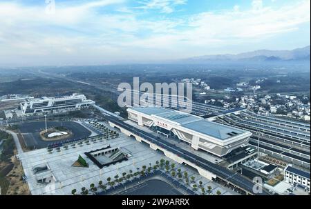 Huangshan. 26 décembre 2023. Cette photo aérienne prise le 26 décembre 2023 montre la gare nord de Huangshan du chemin de fer à grande vitesse Hangzhou-Nanchang dans la ville de Huangshan, dans la province de l'Anhui dans l'est de la Chine. La section de Huangshan à Nanchang du chemin de fer à grande vitesse de Hangzhou-Nanchang commencera à fonctionner le 27 décembre, marquant le plein fonctionnement du chemin de fer à grande vitesse de Hangzhou-Nanchang. Crédit : Xing Guangli/Xinhua/Alamy Live News Banque D'Images