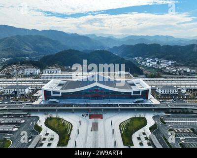 Huangshan. 26 décembre 2023. Cette photo aérienne prise le 26 décembre 2023 montre la gare Qimen Sud de la ligne ferroviaire à grande vitesse Hangzhou-Nanchang dans le comté de Qimen de la ville de Huangshan, dans la province d'Anhui, dans l'est de la Chine. La section de Huangshan à Nanchang du chemin de fer à grande vitesse de Hangzhou-Nanchang commencera à fonctionner le 27 décembre, marquant le plein fonctionnement du chemin de fer à grande vitesse de Hangzhou-Nanchang. Crédit : Xing Guangli/Xinhua/Alamy Live News Banque D'Images