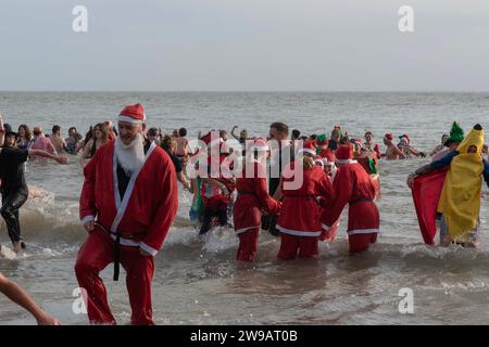 Folkestone, Royaume-Uni. 26 décembre 2023. Image © Licence à Parsons Media. 26/12/2023. Folkestone, Royaume-Uni. Le populaire Boxing Day DIP 2023 de Folkestone a lieu sur Sunny Sands avec les nageurs encouragés à prendre part à la robe de fantaisie. Photo Dirk Seyfried/Parsons crédit média : andrew parsons/Alamy Live News Banque D'Images