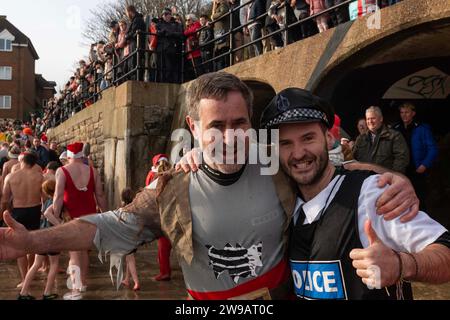 Folkestone, Royaume-Uni. 26 décembre 2023. Image © Licence à Parsons Media. 26/12/2023. Folkestone, Royaume-Uni. Le populaire Boxing Day DIP 2023 de Folkestone a lieu sur Sunny Sands avec les nageurs encouragés à prendre part à la robe de fantaisie. Photo Dirk Seyfried/Parsons crédit média : andrew parsons/Alamy Live News Banque D'Images