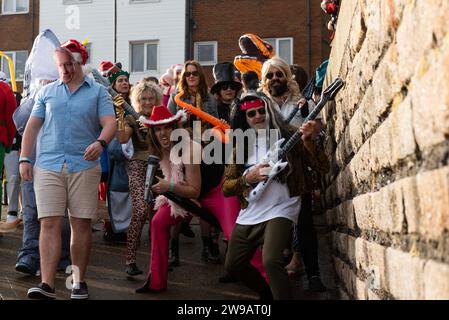 Folkestone, Royaume-Uni. 26 décembre 2023. Image © Licence à Parsons Media. 26/12/2023. Folkestone, Royaume-Uni. Le populaire Boxing Day DIP 2023 de Folkestone a lieu sur Sunny Sands avec les nageurs encouragés à prendre part à la robe de fantaisie. Photo Dirk Seyfried/Parsons crédit média : andrew parsons/Alamy Live News Banque D'Images