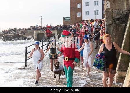 Folkestone, Royaume-Uni. 26 décembre 2023. Image © Licence à Parsons Media. 26/12/2023. Folkestone, Royaume-Uni. Le populaire Boxing Day DIP 2023 de Folkestone a lieu sur Sunny Sands avec les nageurs encouragés à prendre part à la robe de fantaisie. Photo Dirk Seyfried/Parsons crédit média : andrew parsons/Alamy Live News Banque D'Images