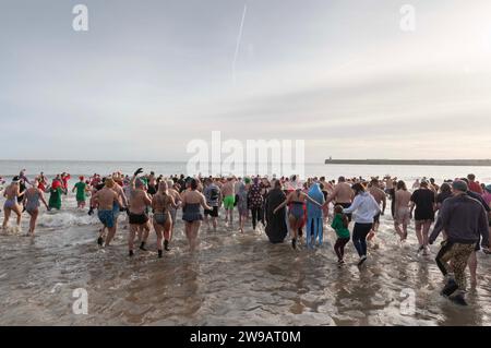 Folkestone, Royaume-Uni. 26 décembre 2023. Image © Licence à Parsons Media. 26/12/2023. Folkestone, Royaume-Uni. Le populaire Boxing Day DIP 2023 de Folkestone a lieu sur Sunny Sands avec les nageurs encouragés à prendre part à la robe de fantaisie. Photo Dirk Seyfried/Parsons crédit média : andrew parsons/Alamy Live News Banque D'Images