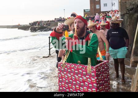 Folkestone, Royaume-Uni. 26 décembre 2023. Image © Licence à Parsons Media. 26/12/2023. Folkestone, Royaume-Uni. Le populaire Boxing Day DIP 2023 de Folkestone a lieu sur Sunny Sands avec les nageurs encouragés à prendre part à la robe de fantaisie. Photo Dirk Seyfried/Parsons crédit média : andrew parsons/Alamy Live News Banque D'Images