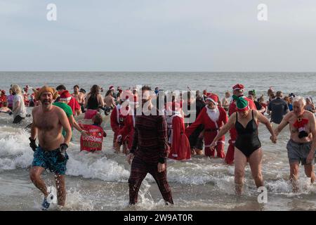 Folkestone, Royaume-Uni. 26 décembre 2023. Image © Licence à Parsons Media. 26/12/2023. Folkestone, Royaume-Uni. Le populaire Boxing Day DIP 2023 de Folkestone a lieu sur Sunny Sands avec les nageurs encouragés à prendre part à la robe de fantaisie. Photo Dirk Seyfried/Parsons crédit média : andrew parsons/Alamy Live News Banque D'Images