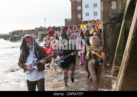 Folkestone, Royaume-Uni. 26 décembre 2023. Image © Licence à Parsons Media. 26/12/2023. Folkestone, Royaume-Uni. Le populaire Boxing Day DIP 2023 de Folkestone a lieu sur Sunny Sands avec les nageurs encouragés à prendre part à la robe de fantaisie. Photo Dirk Seyfried/Parsons crédit média : andrew parsons/Alamy Live News Banque D'Images