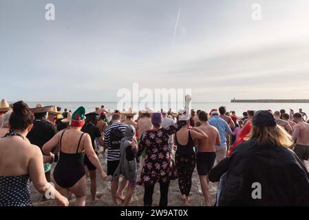 Folkestone, Royaume-Uni. 26 décembre 2023. Image © Licence à Parsons Media. 26/12/2023. Folkestone, Royaume-Uni. Le populaire Boxing Day DIP 2023 de Folkestone a lieu sur Sunny Sands avec les nageurs encouragés à prendre part à la robe de fantaisie. Photo Dirk Seyfried/Parsons crédit média : andrew parsons/Alamy Live News Banque D'Images