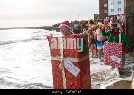 Folkestone, Royaume-Uni. 26 décembre 2023. Image © Licence à Parsons Media. 26/12/2023. Folkestone, Royaume-Uni. Le populaire Boxing Day DIP 2023 de Folkestone a lieu sur Sunny Sands avec les nageurs encouragés à prendre part à la robe de fantaisie. Photo Dirk Seyfried/Parsons crédit média : andrew parsons/Alamy Live News Banque D'Images