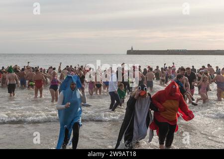 Folkestone, Royaume-Uni. 26 décembre 2023. Image © Licence à Parsons Media. 26/12/2023. Folkestone, Royaume-Uni. Le populaire Boxing Day DIP 2023 de Folkestone a lieu sur Sunny Sands avec les nageurs encouragés à prendre part à la robe de fantaisie. Photo Dirk Seyfried/Parsons crédit média : andrew parsons/Alamy Live News Banque D'Images