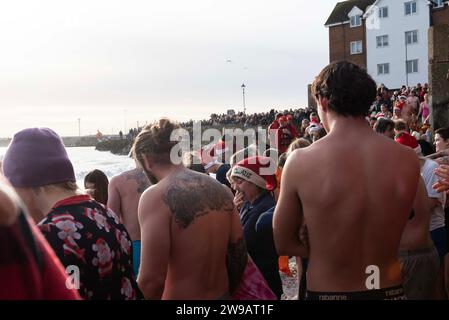 Folkestone, Royaume-Uni. 26 décembre 2023. Image © Licence à Parsons Media. 26/12/2023. Folkestone, Royaume-Uni. Le populaire Boxing Day DIP 2023 de Folkestone a lieu sur Sunny Sands avec les nageurs encouragés à prendre part à la robe de fantaisie. Photo Dirk Seyfried/Parsons crédit média : andrew parsons/Alamy Live News Banque D'Images