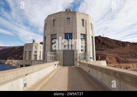 Vue générale d'une tour d'entrée du barrage Hoover montrant l'heure normale des montagnes, ou heure de l'Arizona, en Arizona, aux États-Unis. Photo prise le 7 décembre 20 Banque D'Images