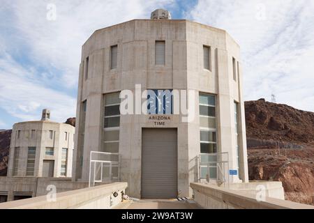 Vue générale d'une tour d'entrée du barrage Hoover montrant l'heure normale des montagnes, ou heure de l'Arizona, en Arizona, aux États-Unis. Photo prise le 7 décembre 20 Banque D'Images