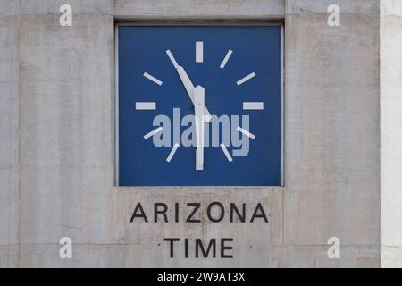 Vue générale d'une tour d'entrée du barrage Hoover montrant l'heure normale des montagnes, ou heure de l'Arizona, en Arizona, aux États-Unis. Photo prise le 7 décembre 20 Banque D'Images