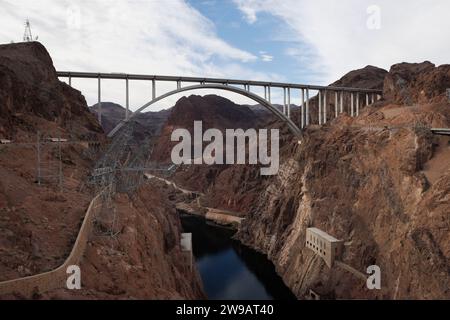 Une vue générale du contournement du barrage Hoover, également connu sous le nom de pont commémoratif Pat Tillman, au-dessus des centrales électriques du barrage Hoover, Nevada, États-Unis. IMAG Banque D'Images