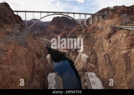 Une vue générale du contournement du barrage Hoover, également connu sous le nom de pont commémoratif Pat Tillman, au-dessus des centrales électriques du barrage Hoover, Nevada, États-Unis. IMAG Banque D'Images