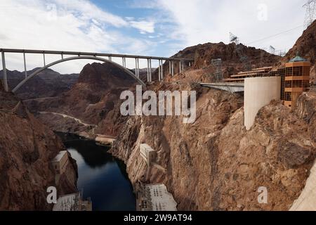 Une vue générale du contournement du barrage Hoover, également connu sous le nom de pont commémoratif Pat Tillman, au-dessus des centrales électriques du barrage Hoover, Nevada, États-Unis. IMAG Banque D'Images