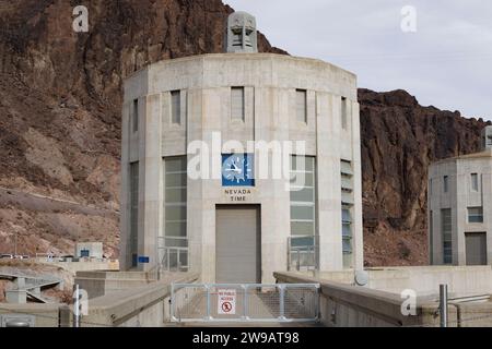 Vue générale d'une tour d'entrée du barrage Hoover montrant l'heure normale du Pacifique, ou heure du Nevada, dans le Nevada, aux États-Unis. Photo prise le 7 décembre 2023. Banque D'Images