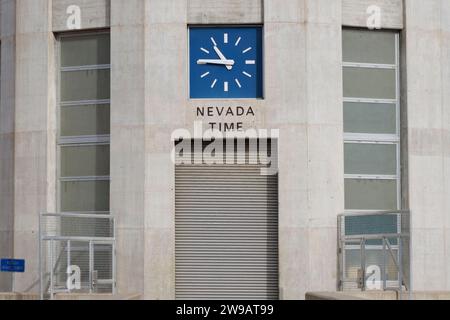 Vue générale d'une tour d'entrée du barrage Hoover montrant l'heure normale du Pacifique, ou heure du Nevada, dans le Nevada, aux États-Unis. Photo prise le 7 décembre 2023. Banque D'Images