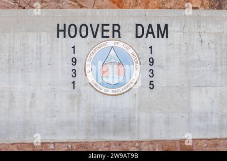 Le panneau du département de l'intérieur des États-Unis au centre d'accueil du barrage Hoover Dam Hoover Dam, Nevada, États-Unis. Photo prise le 7 décembre 2023. © Belinda Jiao Banque D'Images