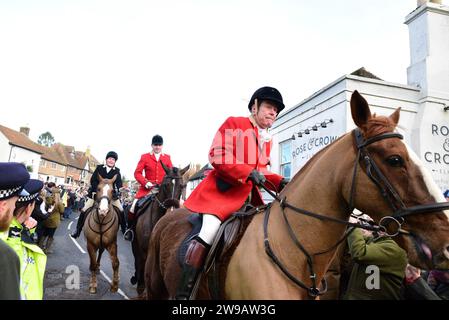 26 décembre 2023. Elham, East Kent, Royaume-Uni. Elham chasse sur la place du villiage. Scarlet Coated huntsman crédit : graham mitchell/Alamy Live News Banque D'Images