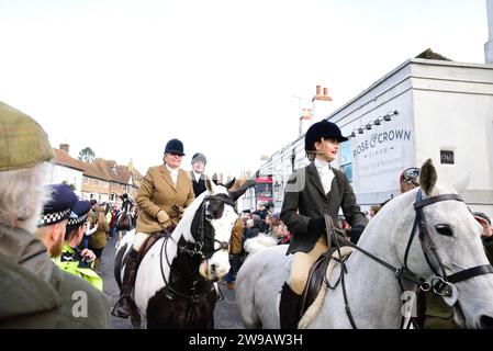 26 décembre 2023. Elham, East Kent, Royaume-Uni. Elham chasse sur la place du villiage. les chasseurs traversent le village. Crédit : graham mitchell/Alamy Live News Banque D'Images