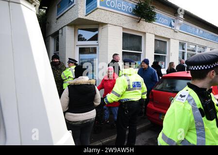 26 décembre 2023. Elham, East Kent, Royaume-Uni. Elham chasse dans la place de villiage.. la police traite avec un petit. Groupe de manifestants anti-chasse crédit : graham mitchell/Alamy Live News Banque D'Images