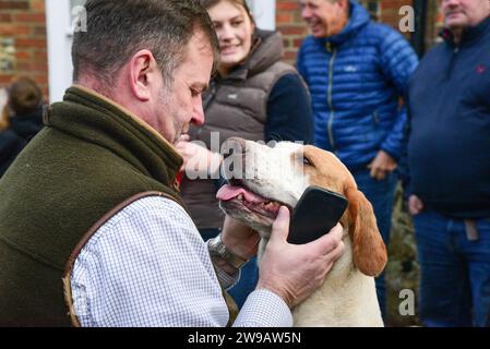 26 décembre 2023. Elham, East Kent, Royaume-Uni. Elham chasse sur la place du villiage. Un chien du hun aime être agacé par un membre du public. Crédit : graham mitchell/Alamy Live News Banque D'Images