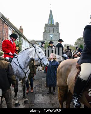 26 décembre 2023. Elham, East Kent, Royaume-Uni. Elham chasse sur la place du villiage. Les chasseurs prennent un verre avant de partir chasser Credit : graham mitchell/Alamy Live News Banque D'Images