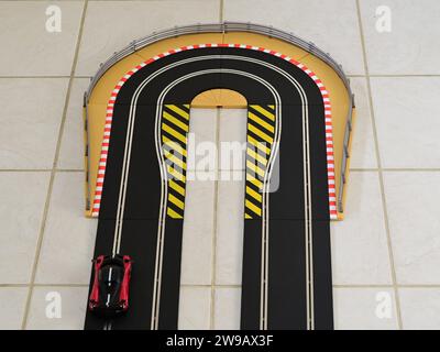 Courbe en épingle à cheveux sur une piste de course de voitures à fente. Banque D'Images