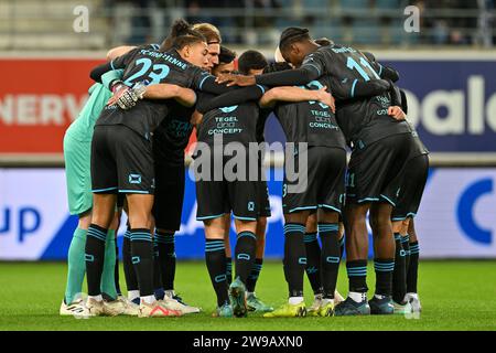Les joueurs de l'OHL se sont réunis avant la Jupiler Pro League saison 2023 - 2024 match jour 19 entre AA Gent et Oud Heverlee Leuven le 21 décembre 2023 à Gand, Belgique. (Photo de David Catry / Isosport) Banque D'Images