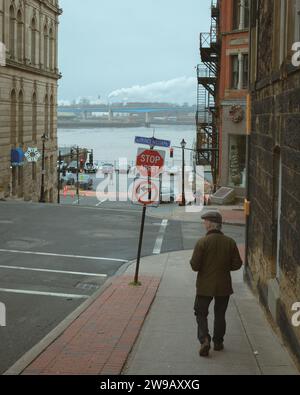 Homme marchant dans une rue à Saint John, Nouveau-Brunswick, Canada Banque D'Images