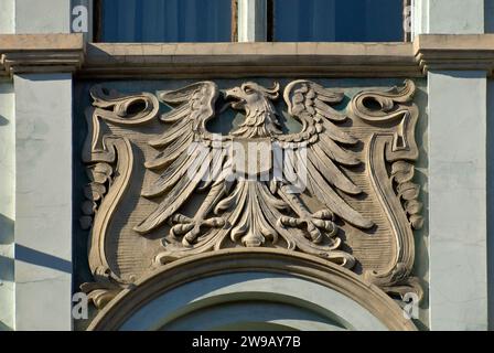 Sculpture de l'aigle dans le bâtiment Art Nouveau de la rue Ruska à Wrocław, région de Basse-Silésie, Pologne Banque D'Images