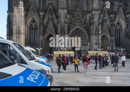 Der Eingang des Kölner Doms wird von der Polizei überwacht, nach dem bekannt geworden ist, dass eine islamistische Terrorzelle des afghanischen ISIS-Ablegers ISPKeinen Anschlag geplant haben soll *** l'entrée de la cathédrale de Cologne est surveillée par la police après qu'il a été appris qu'une cellule terroriste islamiste de la branche afghane de ISIS ISP planifiait une attaque Nordrhein-Westfalen Deutschland, Allemagne  DSF0237 Banque D'Images