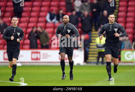 Arbitre Sam Allison (au centre) avant le match de Premier League à Bramall Lane, Sheffield. Date de la photo : mardi 26 décembre 2023. Banque D'Images