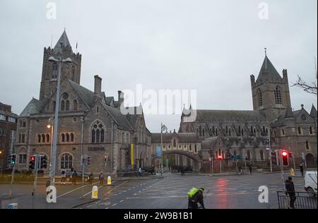 Dublin, Irlande - 11.19.2021 : rues de Dublin avec voitures, piétons et cyclistes. Banque D'Images