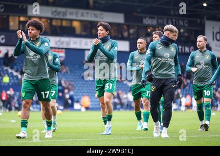 West Bromwich, Royaume-Uni. 26 décembre 2023. #31 de Norwich, Hwang UI-JO applaudit les fans itinérants avant le match EFL Sky Bet Championship entre West Bromwich Albion et Norwich City aux Hawthorns, West Bromwich, Angleterre le 26 décembre 2023. Photo de Stuart Leggett. Usage éditorial uniquement, licence requise pour un usage commercial. Aucune utilisation dans les Paris, les jeux ou les publications d'un seul club/ligue/joueur. Crédit : UK Sports pics Ltd/Alamy Live News Banque D'Images