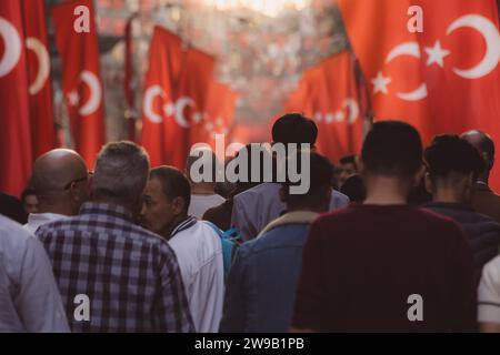 Des Turcs avec des drapeaux turcs. Fêtes nationales de Turkiye concept. Istanbul Turkiye - 10.28.2023 Banque D'Images