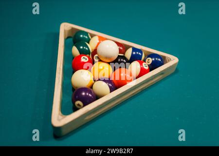 Accessoires de billard boules et pyramide sur une table de billard Banque D'Images